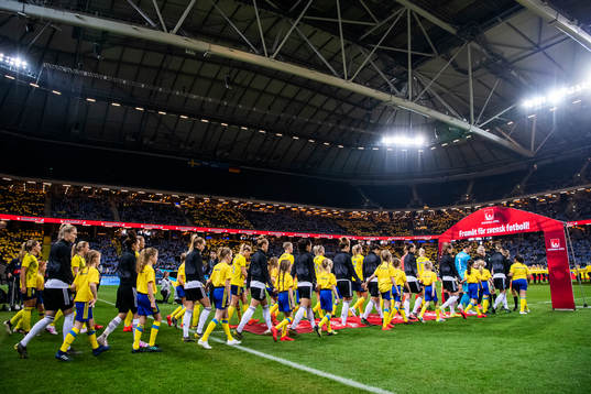 The players enter the pitch