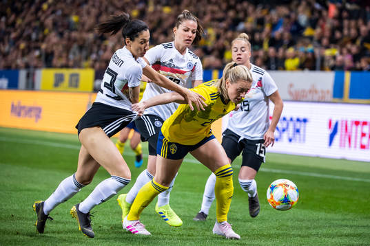 Sara Doorsoun of Germany and Mimmi Larsson of Sweden