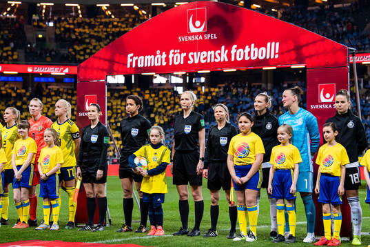 Sara Mazgaj from the "Min stora dag"- foundation stands