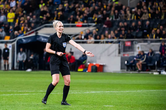 The match referee Lina Lehtovaara