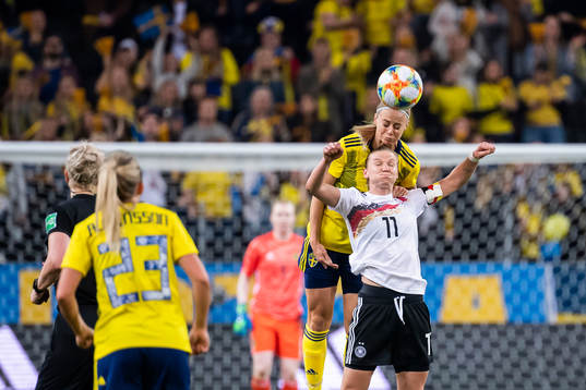 Amanda Ilestedt of Sweden and Alexandra Popp  of Germany