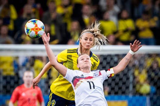 Amanda Ilestedt of Sweden and Alexandra Popp  of Germany