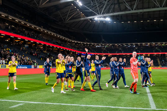 Players of Sweden thanks the supporters