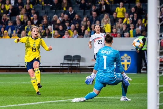 Anna Anvegård with a scoring opportunity