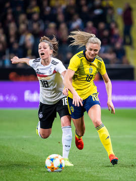 Fridolina Rolfö of Sweden and Melanie Leupolz