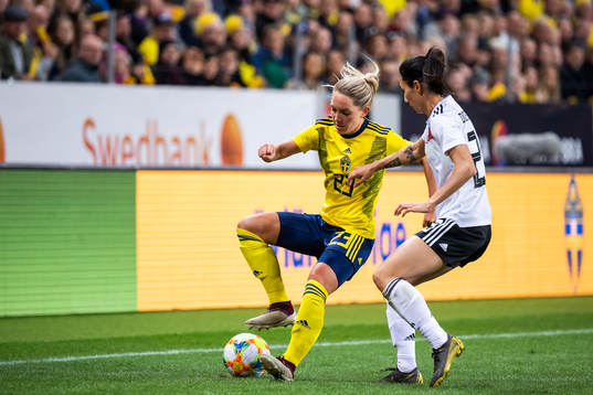 Elin Rubensson of Sweden and Sara Doorsoun of Germany