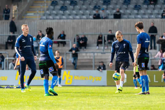 Halmstads spelare värmer upp före fotbollsmatchen i