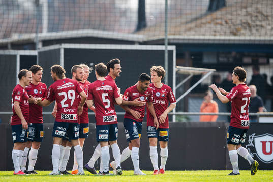 Örgrytes Ailton Almeida jublar med lagkamrater