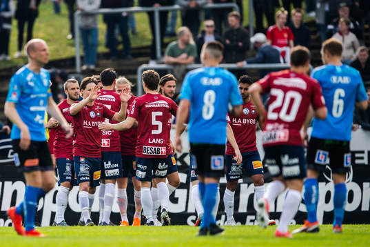 Örgrytes Victor Sköld jublar med lagkamrater