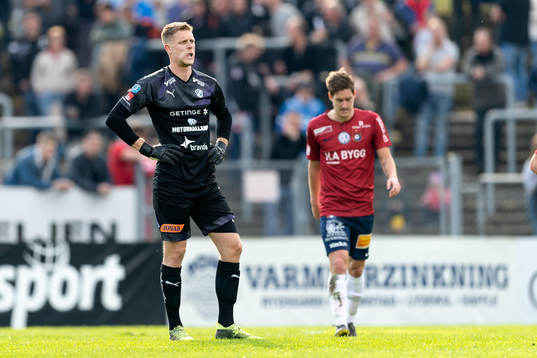 Halmstads målvakt Malkolm Nilsson deppar
