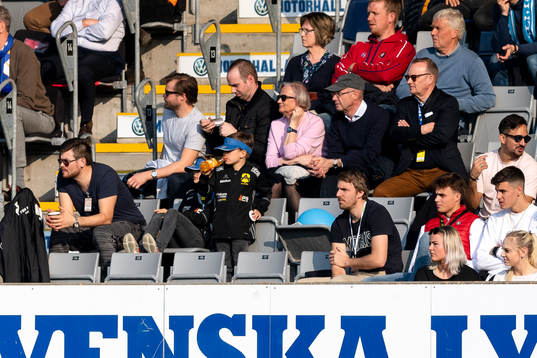 Halmstads Johan Oremo på läktaren