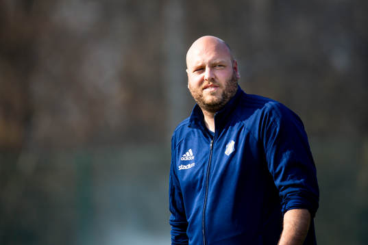 Eskilsminnes målvaktstränare Thomas Kozma i samtal