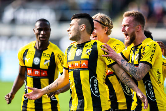 Häckens Paulinho jublar med lagkamrater