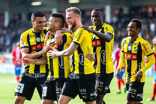 Häckens Paulinho jublar med lagkamrater
