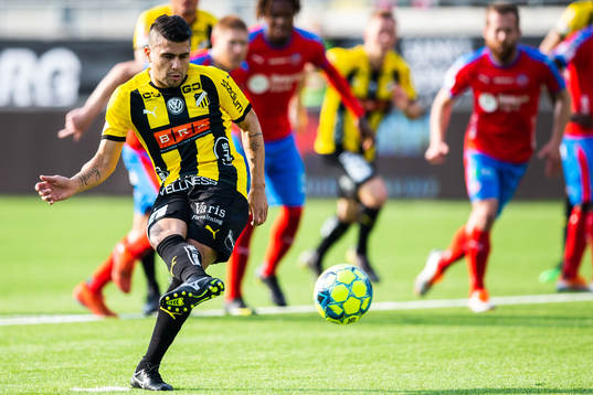 Häckens Paulinho gör 1-0 på straffunder fotbollsmatchen