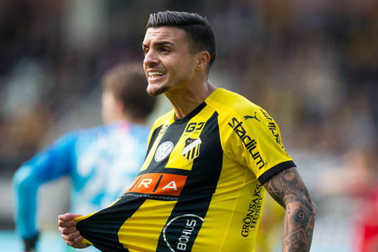 Häckens Ahmed Yasin protesterar mot domslut