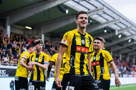 Häckens Alexander Jeremejeff jublar
