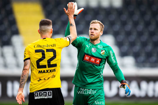 Häckens Joona Toivo och målvakt Peter Abrahamsson