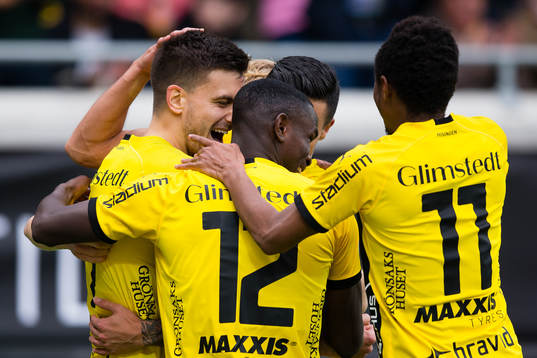 Häckens Alexander Jeremejeff  jublar med lagkamrater