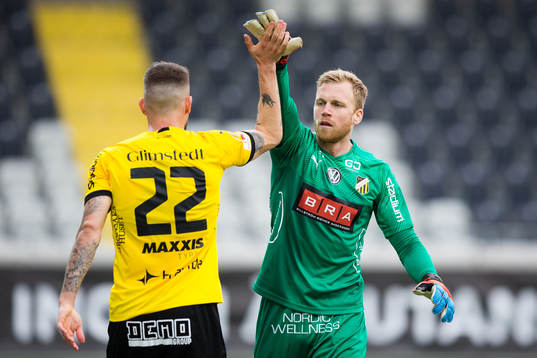 Häckens Joona Toivo och målvakt Peter Abrahamsson jublar