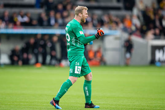 Häckens målvakt Peter Abrahamsson jublar