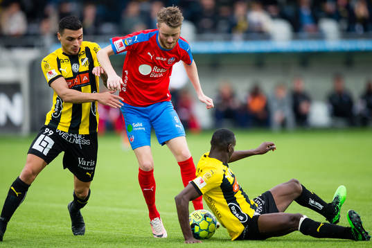 Häckens Ahmed Yasin och Elohor Ekpolo försöker stoppa