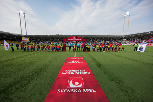 Häcken och Helsingborg på line up innan fotbollsmatchen i