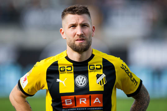 Häckens Joona Toivo på line up innan fotbollsmatchen i
