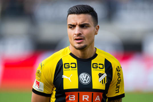 Häckens Ahmed Yasin på line up innan fotbollsmatchen i