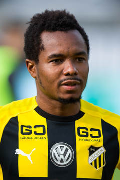 Häckens Nasiru Mohammed på line up innan fotbollsmatchen