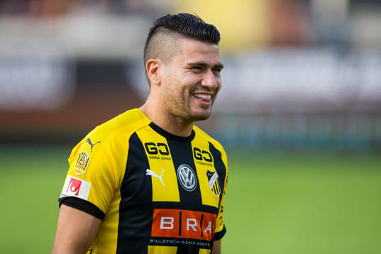 Häckens Paulinho på line up innan fotbollsmatchen i