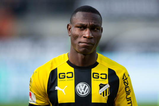 Häckens Elohor Ekpolo på line up innan fotbollsmatchen i