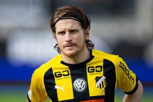 Häckens Erik Friberg på line up innan fotbollsmatchen i