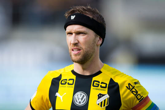 Häckens Rasmus Lindgren på line up innan fotbollsmatchen