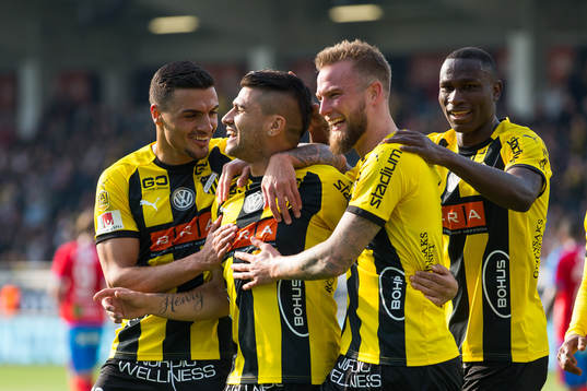 Häckens Paulinho jublar med lagkamrater
