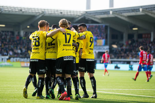 Häckens Paulinho jublar med lagkamrater