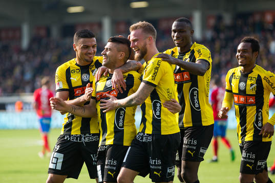 Häckens Paulinho jublar med lagkamrater