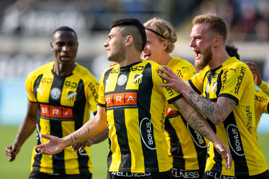 Häckens Paulinho jublar med lagkamrater