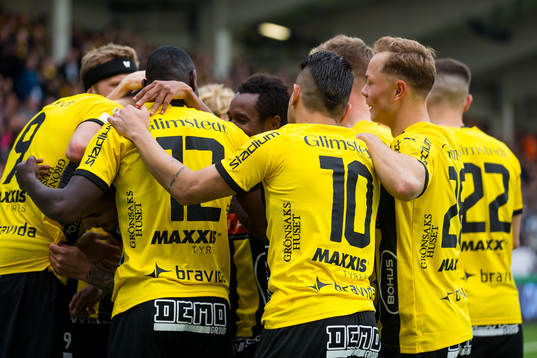 Häckens Alexander Jeremejeff omfamnas