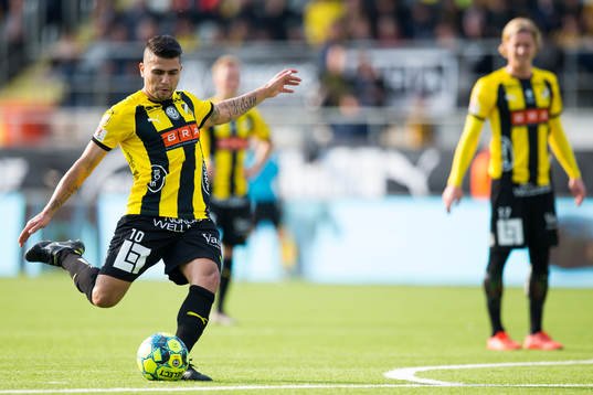 Häckens Paulinho med en frispark