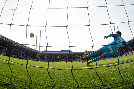 Häckens Paulinho skjuter 1-0 på straff bakom Helsingborgs