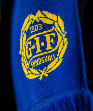 En halsduk med Sundsvalls emblem fotbollsmatchen i