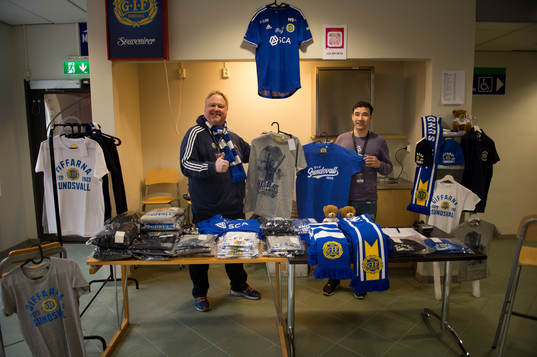 Tomas Jonsson och Ali Ahmadi säljer souvenirer innan