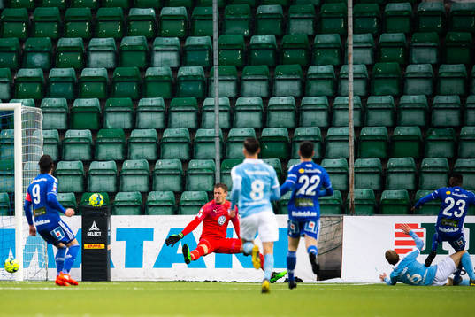Sundsvalls Maic Sema gör 1-0 bakom Malmö FFs Johan Dahlin