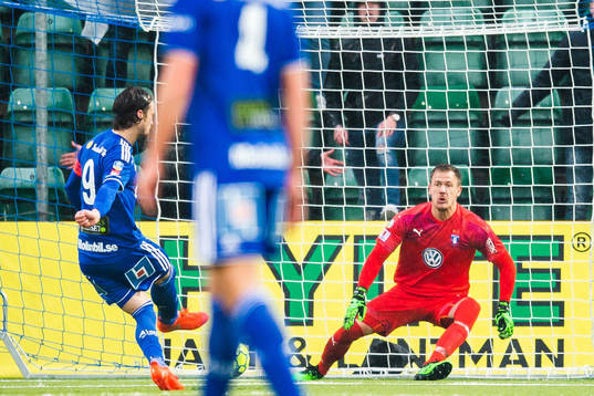 Sundsvalls Linus Hallenius gör 3-1 på straff bakom Malmö