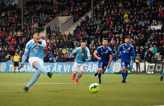 Malmö FFs Guillermo Molins skjuter en straff och missar