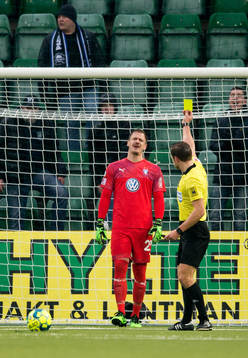 Malmö FFs målvakt Johan Dahlin får en varning