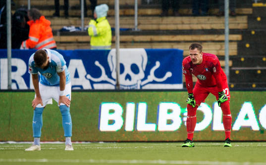 Malmö FFs Rasmus Bengtsson och målvakt Johan Dahlin deppar