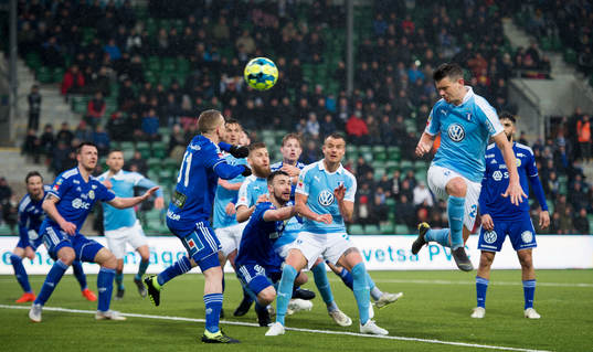 Malmö FFs Marcus Antonsson nickar mot mål