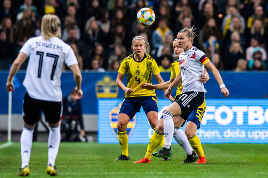 Hanna Glas of Sweden and Alexandra Popp of Germany